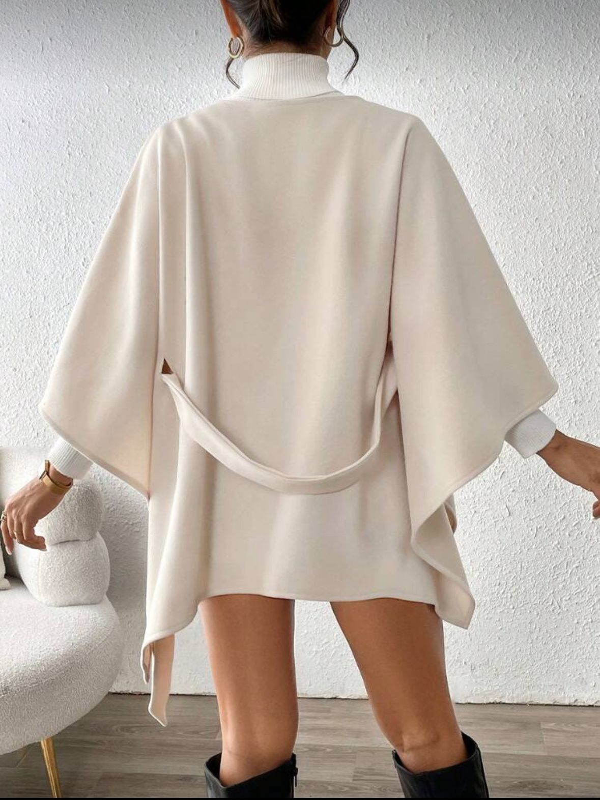 Elegant Belted Cape 🤍