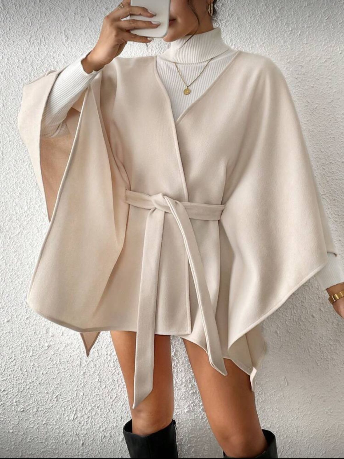 Elegant Belted Cape 🤍