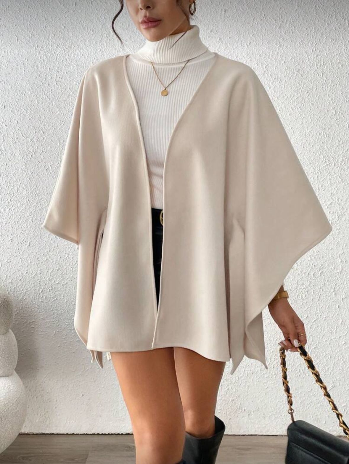Elegant Belted Cape 🤍